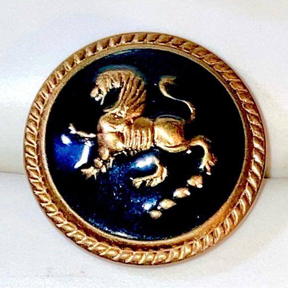 Large gold tone black enamel Rampant Lion vintage button - Picture 1 of 10